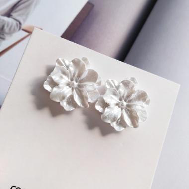 S925银日韩版小清新白色花朵耳钉 气质耳饰品立体树脂显脸瘦耳环